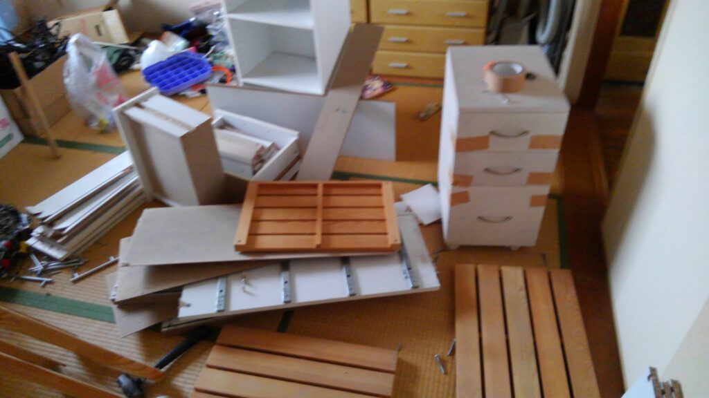 カラーボックスや家具が散乱している