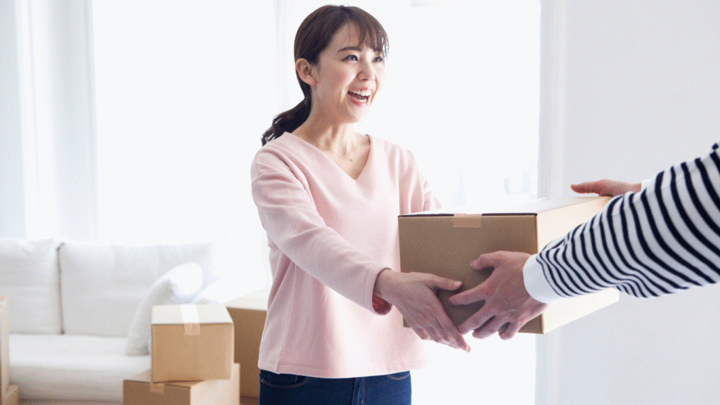 段ボールを渡している女性