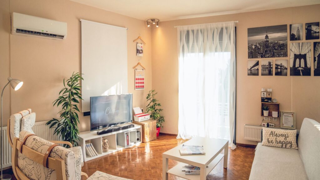 家具、ソファ、テレビ、などのインテリアがある部屋