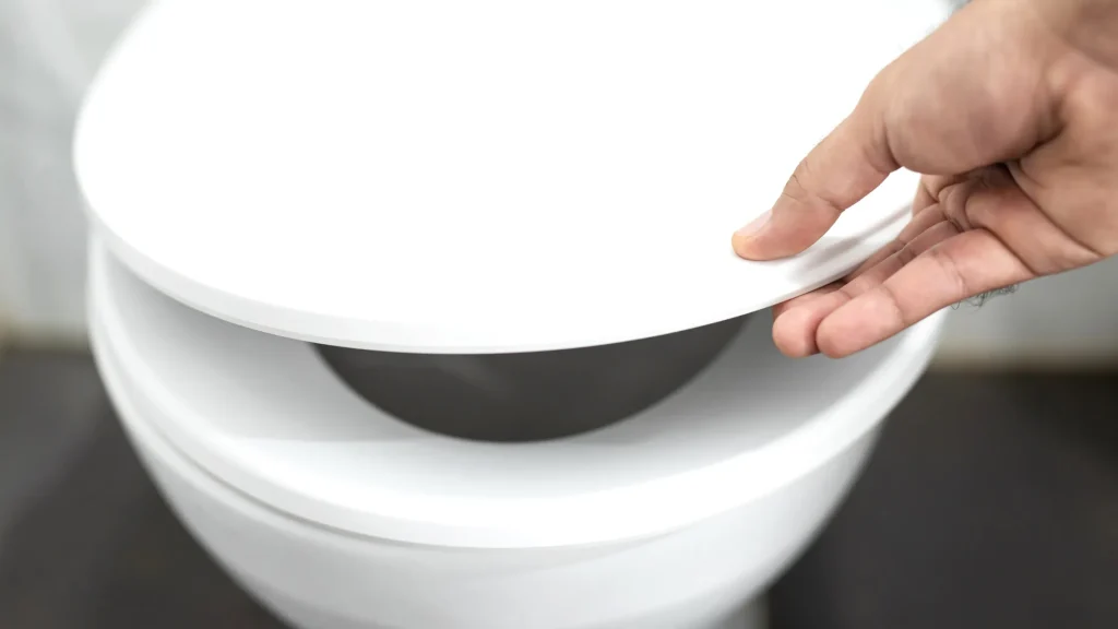 トイレの蓋を持っている
