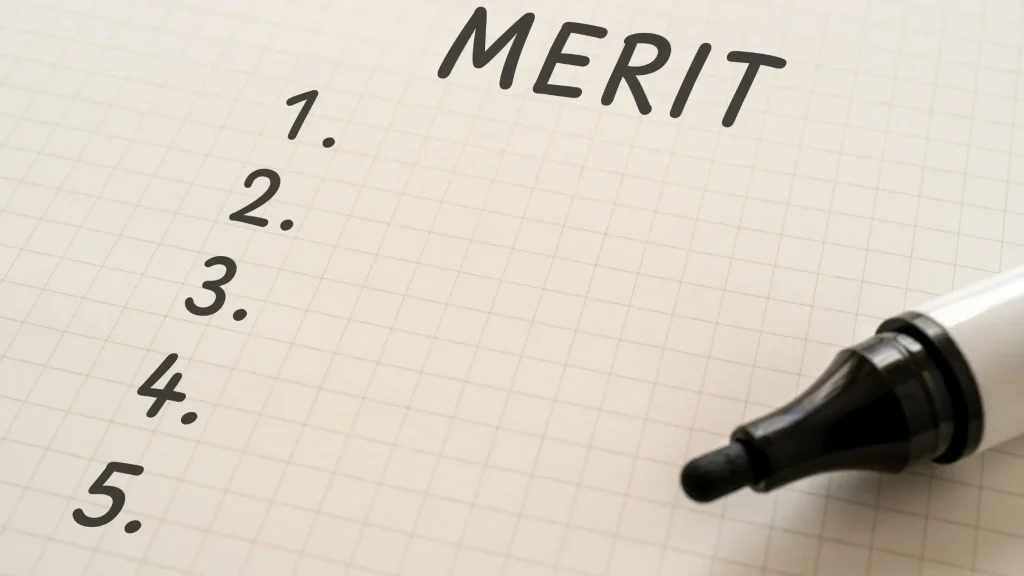 meritと書いたノート、1から5までのリスト。ノートの上にペンが置いてあります。